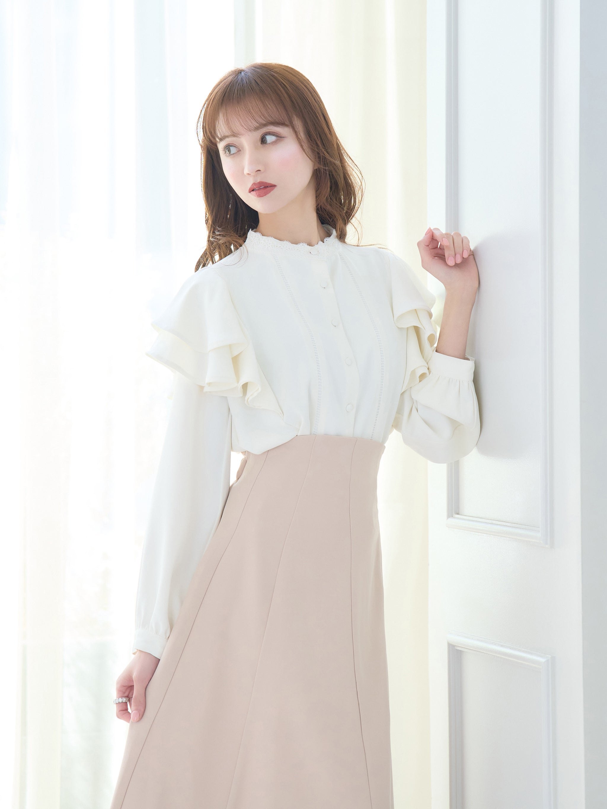 RIKO リコ Petal frill blouse ホワイト - カジュアルパンツ