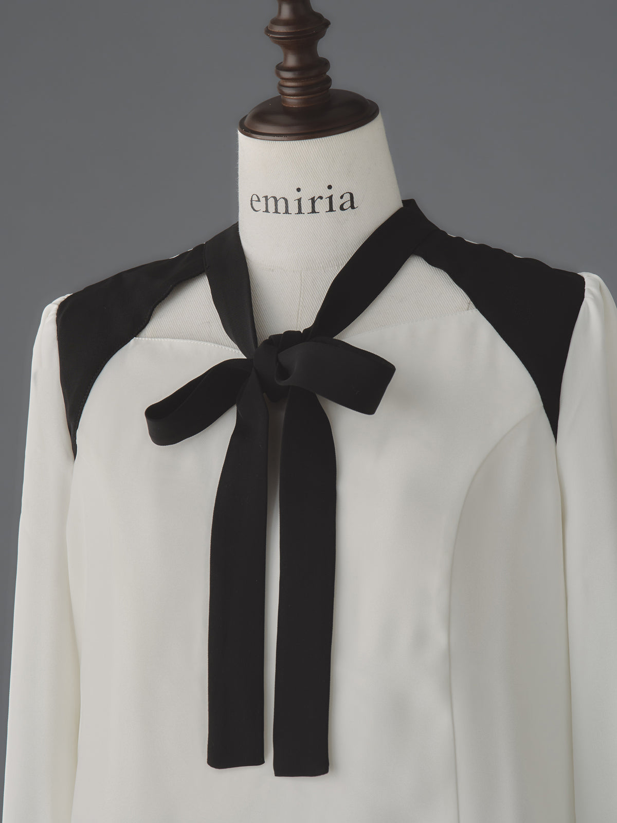 フロントリボンブラウス | エミリアウィズ 公式オンラインストア
