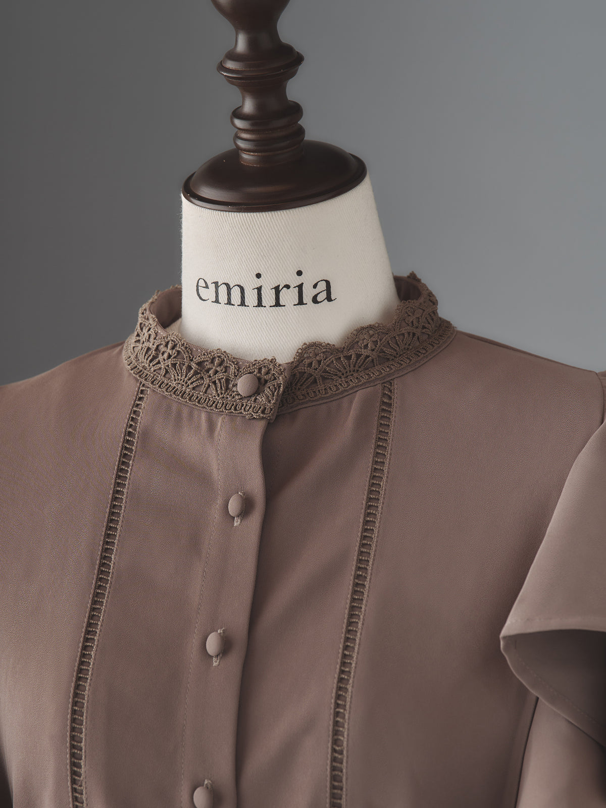 Petal like frill blouse | EmiriaWiz公式オンラインストア