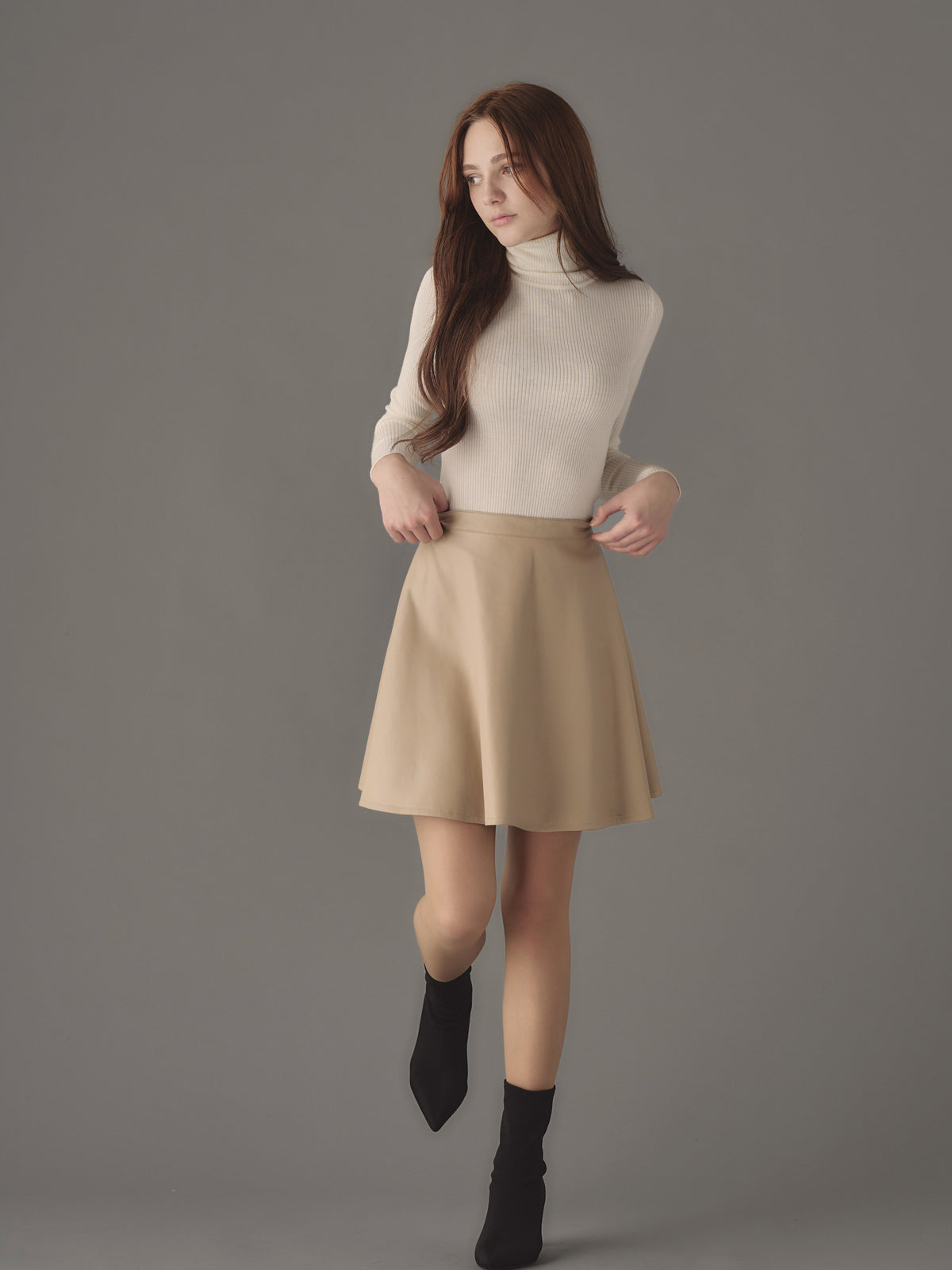 Fake leather flare mini skirt | EmiriaWiz公式オンラインストア