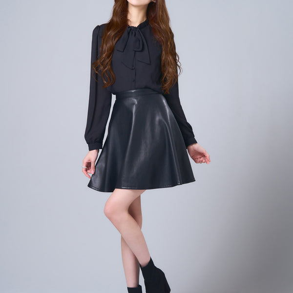 Fake leather flare mini skirt | EmiriaWiz公式オンラインストア